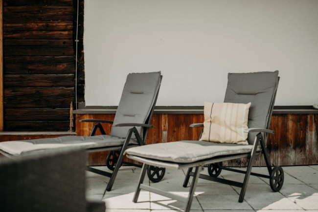 Sonnenliegen im Garten für erholsames Entspannen