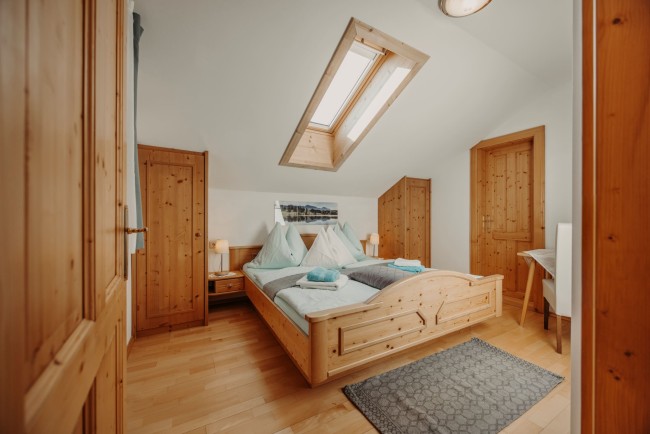 Schlafzimmer mit Doppelbett