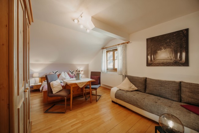 Schlafzimmer mit Couch zum Relaxen